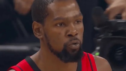 杜兰特太阳生涯共出战145场，场均26.8分6.3板&amp;amp;命中率52.7%